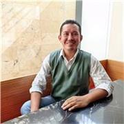 Profesor que imparte clases de niños adolescentes y adultos con una amplia experiencia de 14 años