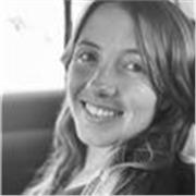 Profesora de historia imparte clases a niños/as de todas las edades