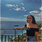 Estudiante de magisterio con titulación en formación profesional sanitaria, curso de monitor y tiempo libre.