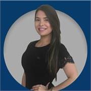 Profesora de español imparte clase para niños y adultos