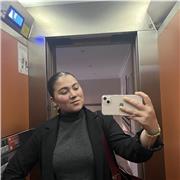Chica dinámica para dar clase a todas edades