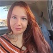 Profesora en Lengua y Literatura imparte clases a estudiantes de nivel secundario y terciario