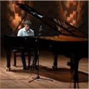 Sono uno studente di pianoforte presso il Conservatorio Giuseppe Tartini di Trieste, impegnato in un percorso di formazione avanza