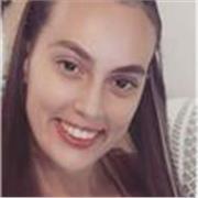 Profesora joven imparte clases de lengua , inglés y otras materias