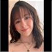 Profesora que imparte clases de español adaptadas a cada estudiante y su necesidad