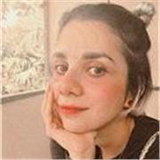 Profesora de dibujo imparte clases a niños y niñas de diferentes edades