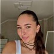 Profesora de inglés con un Grado en Lenguas Extranjeras (Lengua y Literatura Inglesa, Traducción y Alemán), experiencia impartiend