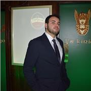 Me veo como una persona alegre, simpática y cercana con experiencia trabajando en una escuela donde desarrollé mis habilidades de paciencia y empatía. Trabajo bien en equipo pero también por mi cuenta y me gusta ponerme metas que voy a lograr. Tengo buena