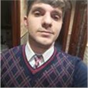 Ragazzo insegna italiano ai bambini di scuola elementare