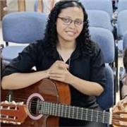 licenciada en música imparte clases de guitarra, piano e iniciación musical a todas las edades