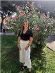 Profesora de matemáticas imparte clases a niños de primaria y eso