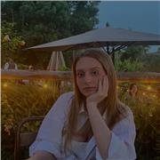 Studentessa universitaria disponibili per lezioni di lingua straniera