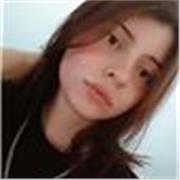 joven profesora enseña matemáticas básicas o lo que se requiera a niños y adolescentes