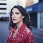 Profesora de teatro da clases a niños jovenes y adultos