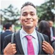 Profesor de artes plasticas imparte clases para niños y adolecentes