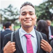 Profesor de artes plasticas imparte clases para niños y adolecentes