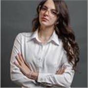 Laureata in lingue offre lezioni online di inglese, francese, tedesco per ragazzi da elementari a superiori.