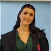 Chica joven titulada en Derecho y Máster de acceso a la abogacía da clases de apoyo para tus materias de Derecho. 