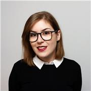 Profesora de inglés imparte clases a jóvenes y adultos desde A1 hasta C1