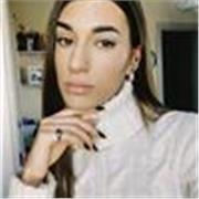 studentessa in cerca di occasioni per aiutare a comprendere al meglio la materia