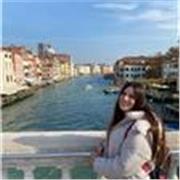 Lo spagnolo è la mia lingua madre. Sono una studentessa universitaria.