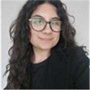 Ragazza diplomata in economia e marketing impartisce lezioni di italiano per ragazzi stranieri
