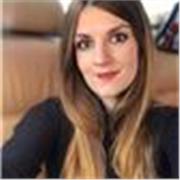 Maestra de primaria imparte clases a niños de 6-12 años