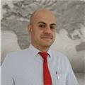 sabırlı, destekleyici ve öğrencinin ihtiyacına göre derslerini şekillendiren bir eğitmen olarak tanımlıyorum.