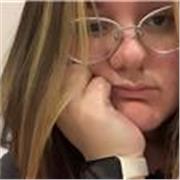 Insegnante di inglese C1, diplomata al linguistico e studentessa di Lingue e Culture Moderne, offre lezioni personalizzate.