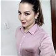 Profesora de apoyo de forma virtual para guiar en tareas