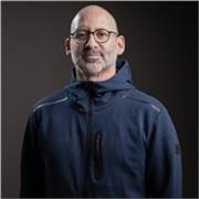 Profesor de guion con experiencia profesional y maestría.