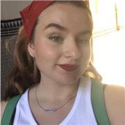 Alumna de bachillerato da clases de latín o inglés