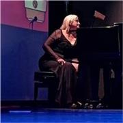 Maestra de música: canto, coro, solfeo, piano y composición. Compositora de la FAM-UNAM y licenciada en Educación Artística
