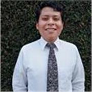 Profesor de matemáticas imparte clases a los alumnos de diversas clases
