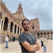 Profesor de ciencias imparte clases de física y química, así como apoyo a otras asignaturas de ciencias como biología