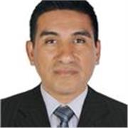 Profesor y entrenador dictando de forma presencial y virtual