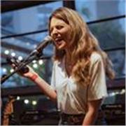 Chanteuse formée à l’IMEP - Paris College of Music, je partage avec joie ma passion pour la technique vocale et l'interprétation
