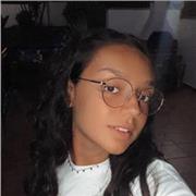 Profesora de asignaturas de ciencias imparte clases presenciales u online a niños de todas las edades