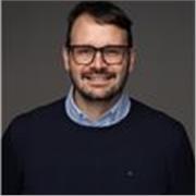 Profesor apasionado por la docencia con personas jóvenes 