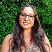 Estudiante de primero de medicina imparte clases a niños de todas las edades