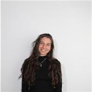 Profesora de diseño gráfico con 5 años de experiencia ofrece clases particulares para explorar la creatividad en Alicante.