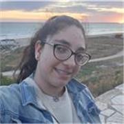 Me defino como un docente apasionado que guía a estudiantes de primaria y ESO, creando un ambiente motivador para aprender, crecer