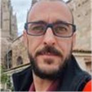 Entrenador de fútbol dispuesto a entrenar a equipos  