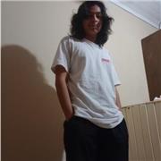 Estudiante avanzado de desarrollo de software da clases de informática a niveles iniciales