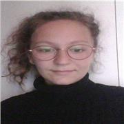 joviale étudiante est là pour t'accompagner dans tes apprentissages