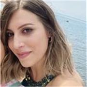 Laureata in biologia molecolare impartisce lezioni di biologia e chimica a studenti di scuole medie e superiori