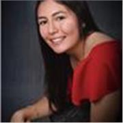 Maestra de inglés da clases a niños y jóvenes