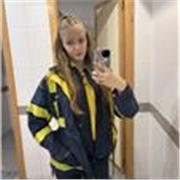 Tengo experiencia dando clases en mi anterior academia, me llevo muy bien con niños de amplio rango de edad y soy muy extrovertida