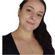 Profesora de apoyo para personas que deseen aprender a interactuar con la tecnología