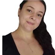 Profesora de apoyo para personas que deseen aprender a interactuar con la tecnología